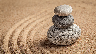 日本禅宗石庭院-放松，凝思，朴素和平衡概念-小卵石和倾斜的沙子平静的镇静<i>场</i><i>面</i>全景日本禅石花园