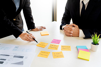 财富管理理念，商人和团队分析财务报表，以计划在办公室财务客户案例