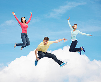 幸福，自由，友谊，运动和人们的观念-组的微笑少年跳到空中，蓝蓝的天空，白<i>色</i>的<i>云</i>背景
