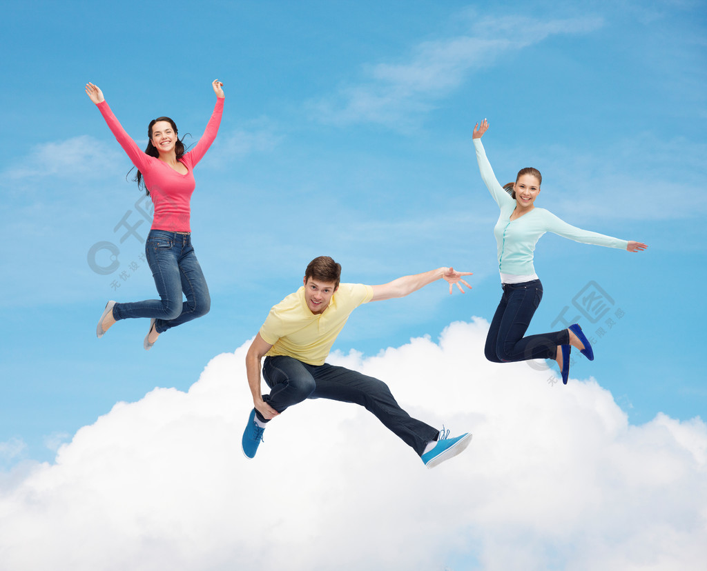 幸福，自由，友谊，运动和人们的观念-组的微笑少年跳到空中，蓝蓝的天空，白色的云背景