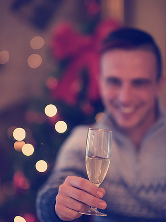 人的<i>画</i>象有在<i>党</i>的香槟玻璃的在家庆祝圣诞节和新年香槟杯派对上的年轻人