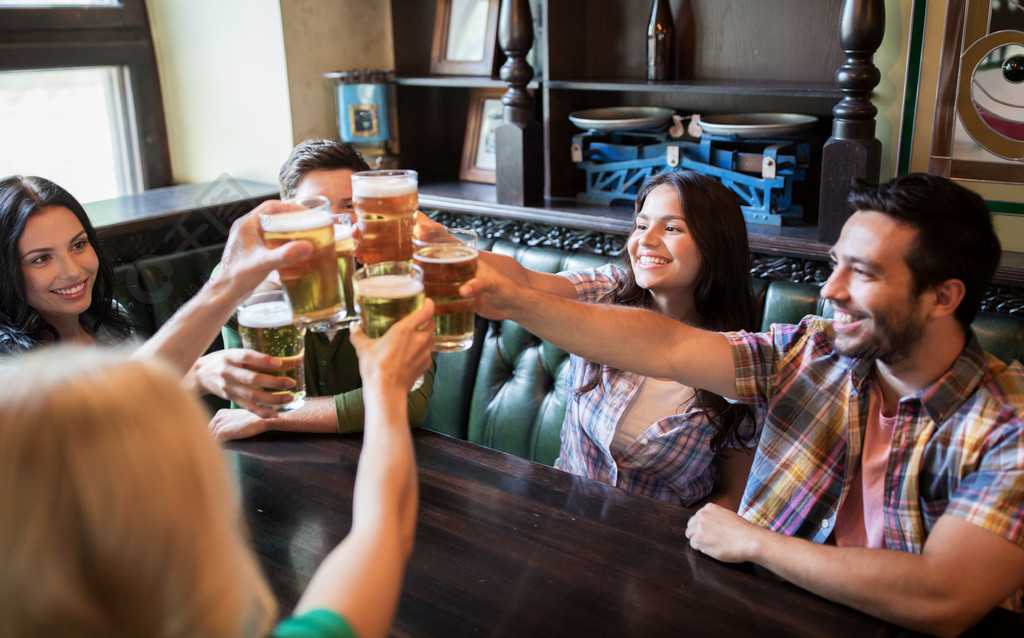 人休闲友谊和沟通的概念快乐的朋友在酒吧或酒馆喝啤酒聊天和碰杯
