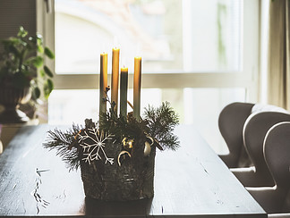 冬季家居装饰和节日假期气氛与燃烧的蜡烛，冷杉的枝条和<i>雪</i><i>花</i>在桌子上在客厅里在窗口装饰出现<i>花</i>圈
