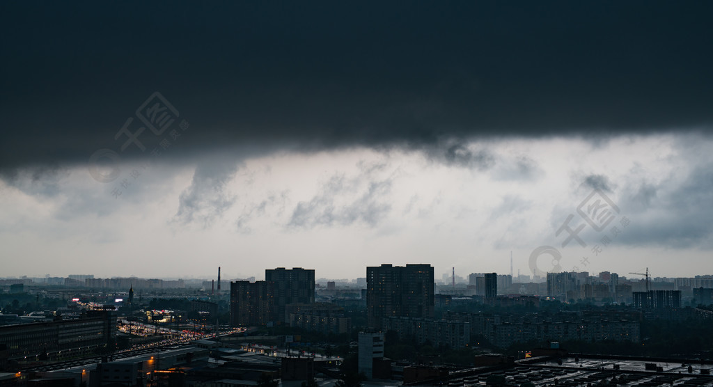 大城市上空的黑暗風暴戲劇性雲雨和風之前的片刻