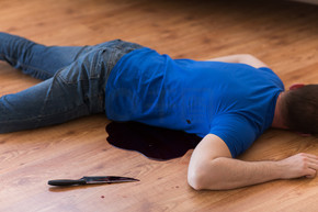谋杀，杀戮和人们观念-死者的尸体和刀子躺在犯罪现场的地板上的血液（舞台照片）尸体躺在犯罪现场的地板上犯罪现场的地板上躺着的死人尸体