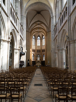 法国<i>勃</i>艮第第戎-2019年8月27日：第戎大教堂的内部视图