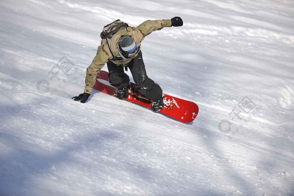 自由式滑雪者在阳光明媚的冬日在山上跳跃和骑自由式