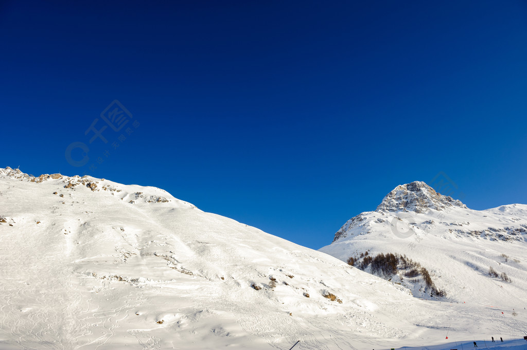 高山冬天山風景用雪蓋的法國阿爾卑斯在晴天法國伊澤爾谷