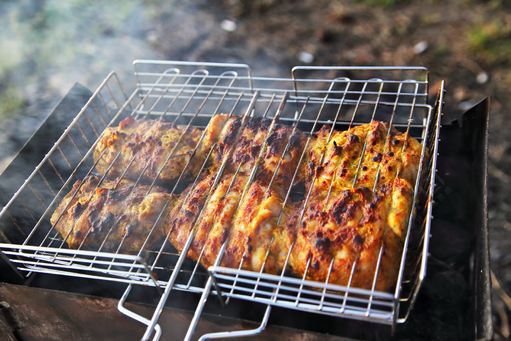 鸡胸肉烤在煤上餐饮美食免费下载