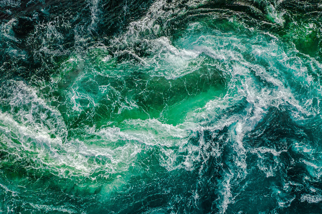 河水和大海的水波会合诺德兰,saltstraumen大漩涡的漩涡