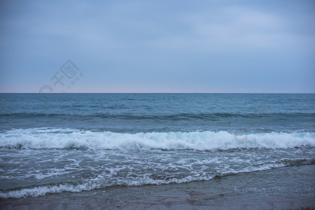 海洋和天空藍色的大海海浪與天空