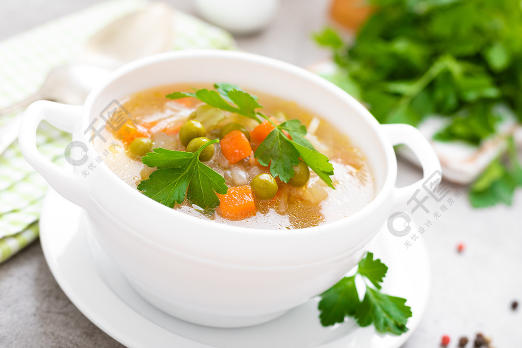 夏天轻的素食蔬菜汤用在白色背景的红萝卜,土豆,圆白菜和希腊豌豆节食