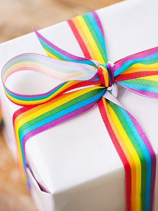 同性恋和<i>lgbt</i>的概念— —礼品盒与同性恋骄傲意识丝带的特写与同性恋意识功能区的礼物的特写用同性恋意识丝带礼物的特写