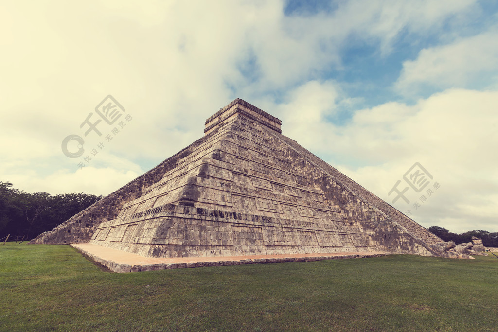 墨西哥奇琴伊察遗址的库库尔坎金字塔