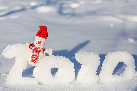 下雪的2020年新年日期背景上的漂亮雪人手機壁紙可愛雪人雪地素材手機