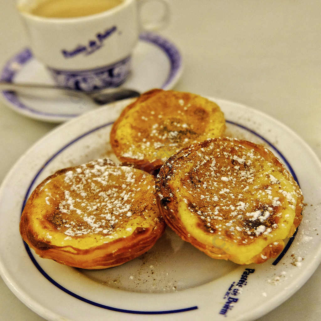 传统葡萄牙pasteis de nata和咖啡特写镜头