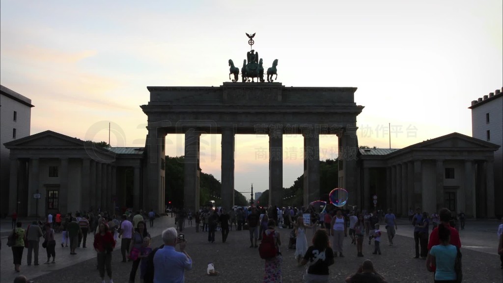 ڰֵĲǱNachtLangzeit-Zeitraffer von der DSmmerung bisMenschengruppen Passieren den Pariser Platz