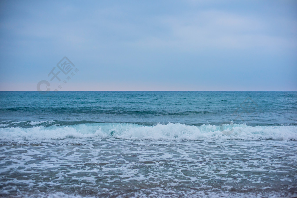 海洋和天空藍色的大海海浪與天空