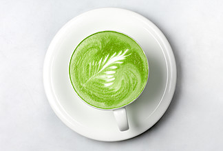 饮料，饮食，减肥和减肥的概念— —杯抹茶绿茶拿铁咖啡白上