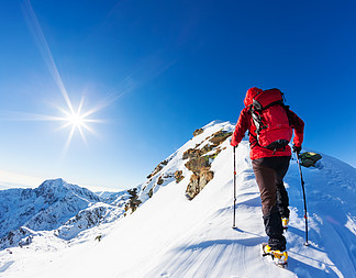 极限冬季运动：登山者在阿尔卑斯山的雪峰顶概念：决心，成<i>功</i>，勇敢