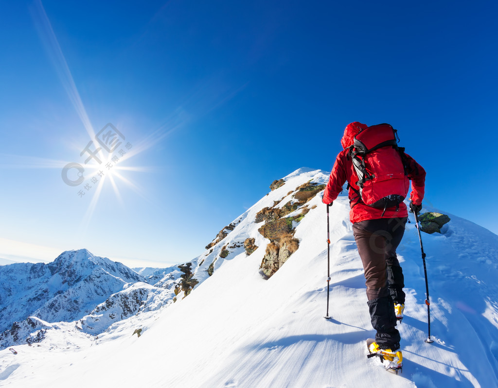 极限冬季运动:登山者在阿尔卑斯山的雪峰顶概念:决心,成功,勇敢