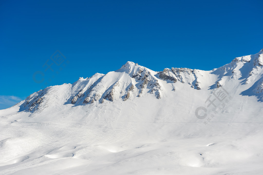 高山冬天山風景用雪蓋的法國阿爾卑斯在晴天法國伊澤爾谷