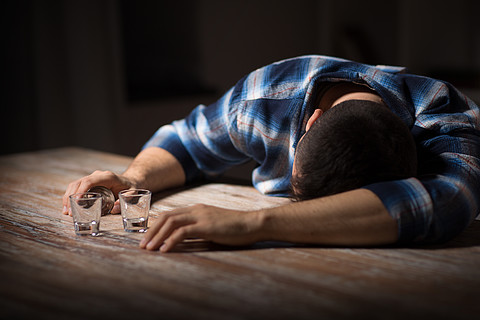 酒精中毒,酒精成癮和人們觀念-男性酒精,戴著晚上躺