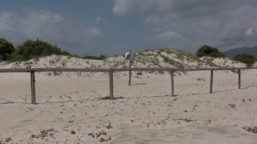 Blick auf einen Strand mit Dnnen und einem Holzzaun