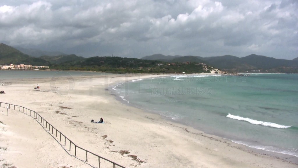 Blick auf einen Strand mit Dnnen im Hintergrund