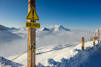 滑雪场地外签到<i>法</i><i>语</i>在与低云的高山冬天山风景用雪盖的<i>法</i>国阿尔卑斯在晴天<i>法</i>国伊泽尔谷