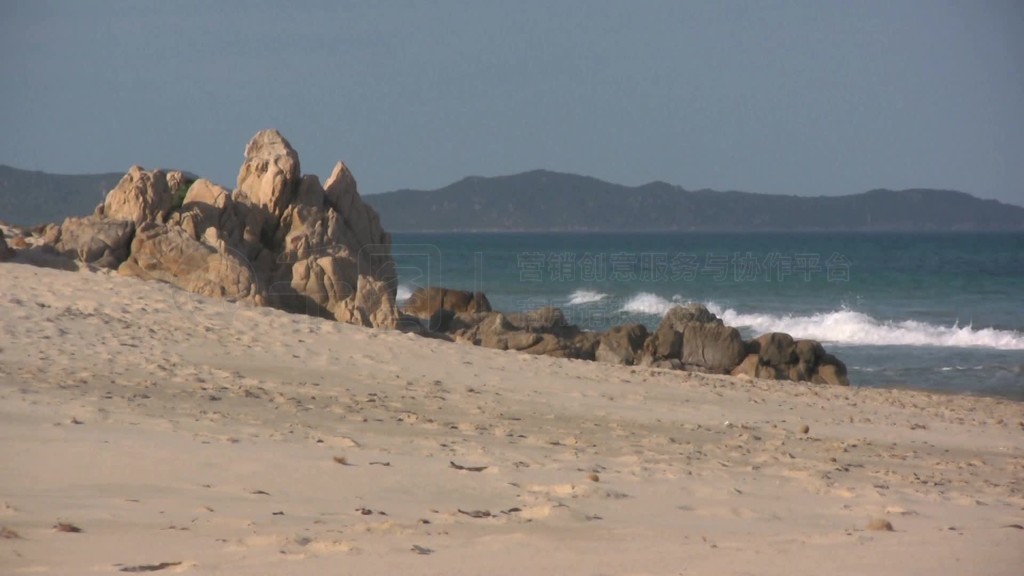 Blick auf einen Strand mit FelsenWellen