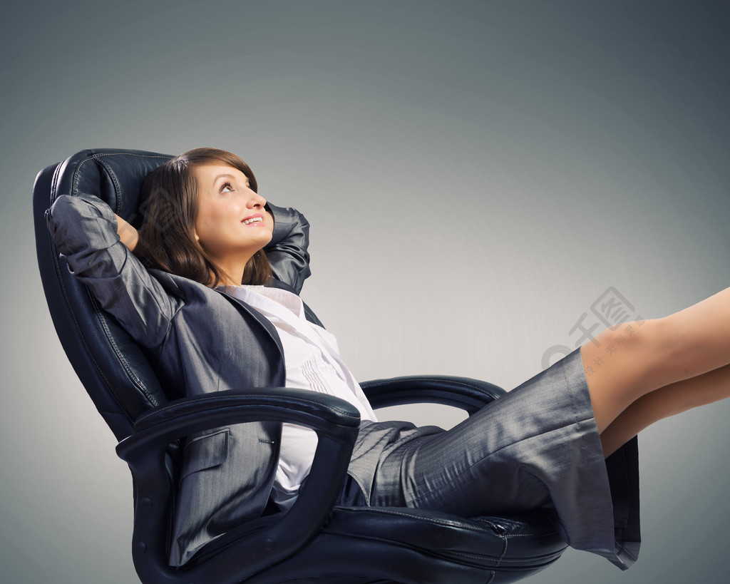 女老板坐在椅子上与双腿向上的年轻自信女商人人物形象免费下载_jpg