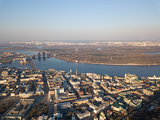 在一个晴朗的早晨使波多尔区，基辅乌克兰环境美化的看法第聂伯河和Podolsky桥的建设无人机摄影乌克兰基辅第聂伯河和波多尔斯基区的鸟瞰图