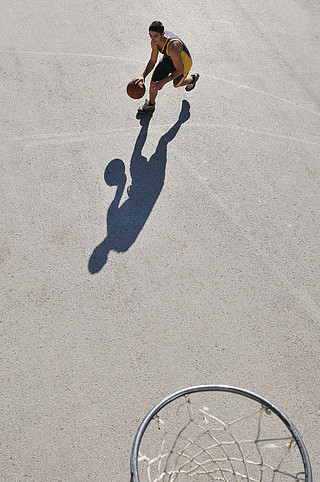 一个人打篮球影子图片图片