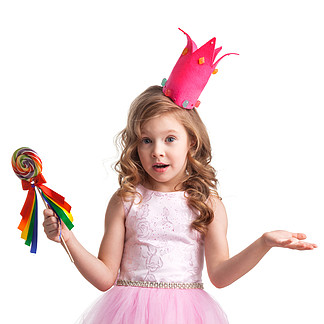 糖果公主的女孩美丽的小糖果公主女孩在冠拿着大棒棒糖和摆在空中举起双手，为什么，我<i>不</i><i>知</i>道，所以