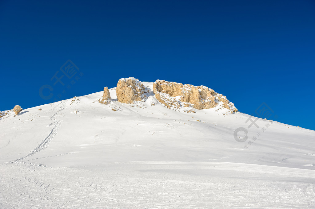 高山冬天山風景用雪蓋的法國阿爾卑斯在晴天法國伊澤爾谷