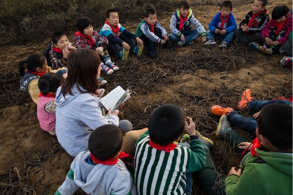 乡村教师和小学生在户外学习