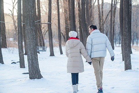 雪地情侣背影图片大全图片