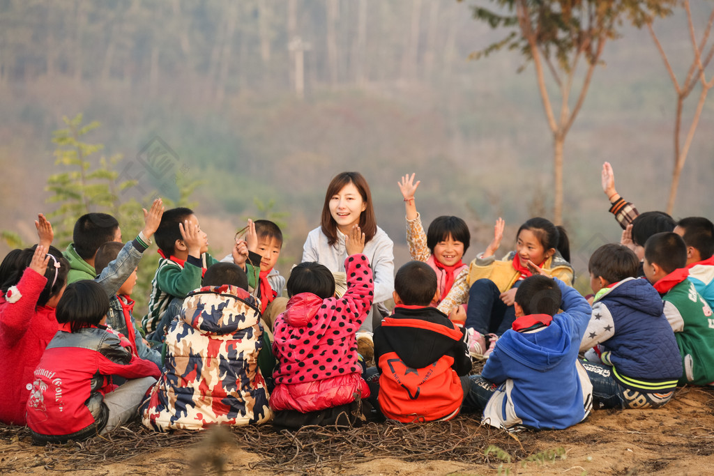 乡村教师和小学生在户外学习