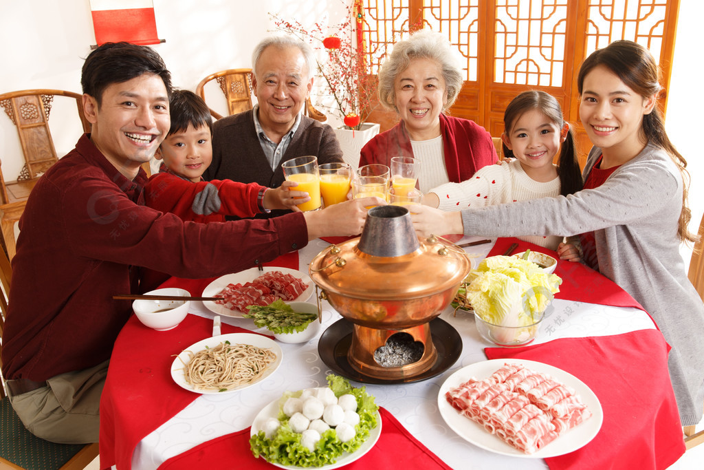 幸福家庭過年吃團圓飯