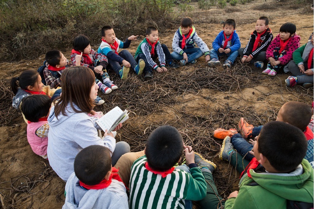 乡村教师和小学生在户外学习