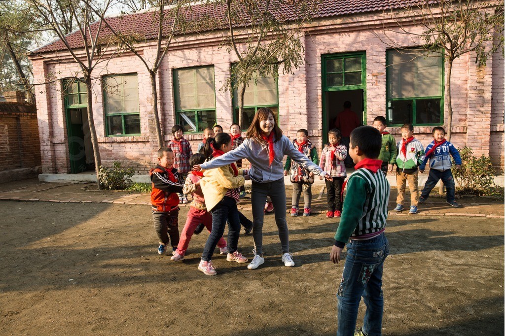 鄉村教師和小學生在學校裡做遊戲