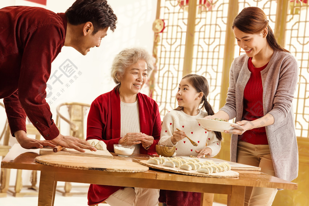 幸福家庭過年包餃子