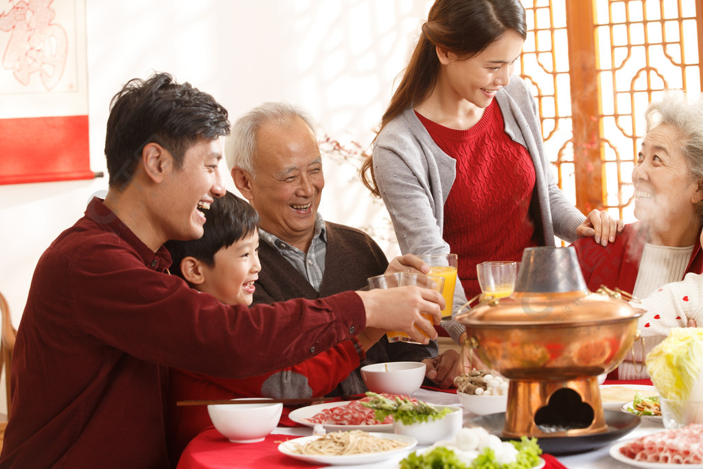 幸福家庭过年吃团圆饭