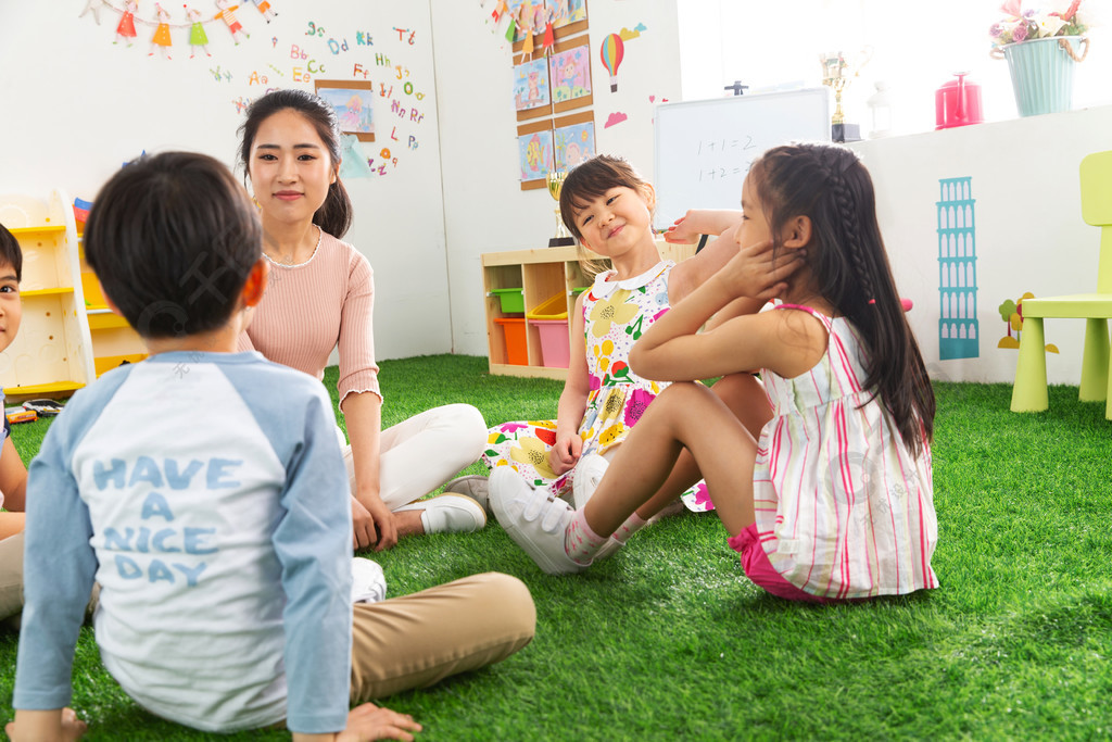 幼儿园老师和小朋友们