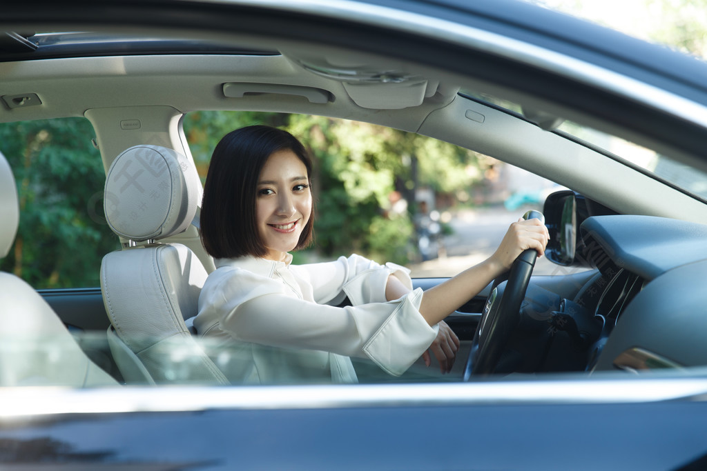 青年女人開車