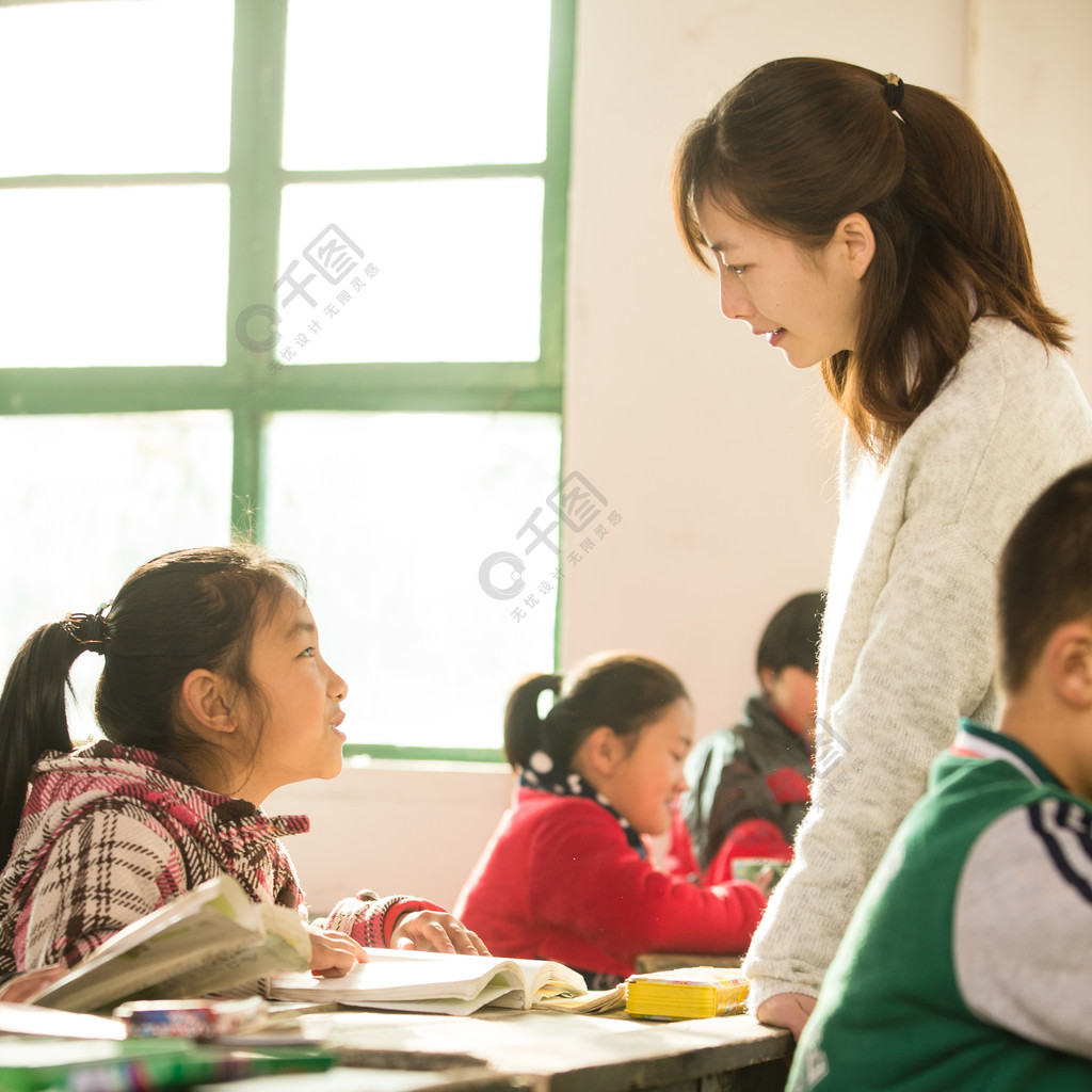 乡村女教师和小学生在教室里