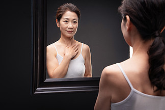 00漂亮的中年女性欣赏镜子中的自己漂亮的中年女性欣赏镜子中的自己