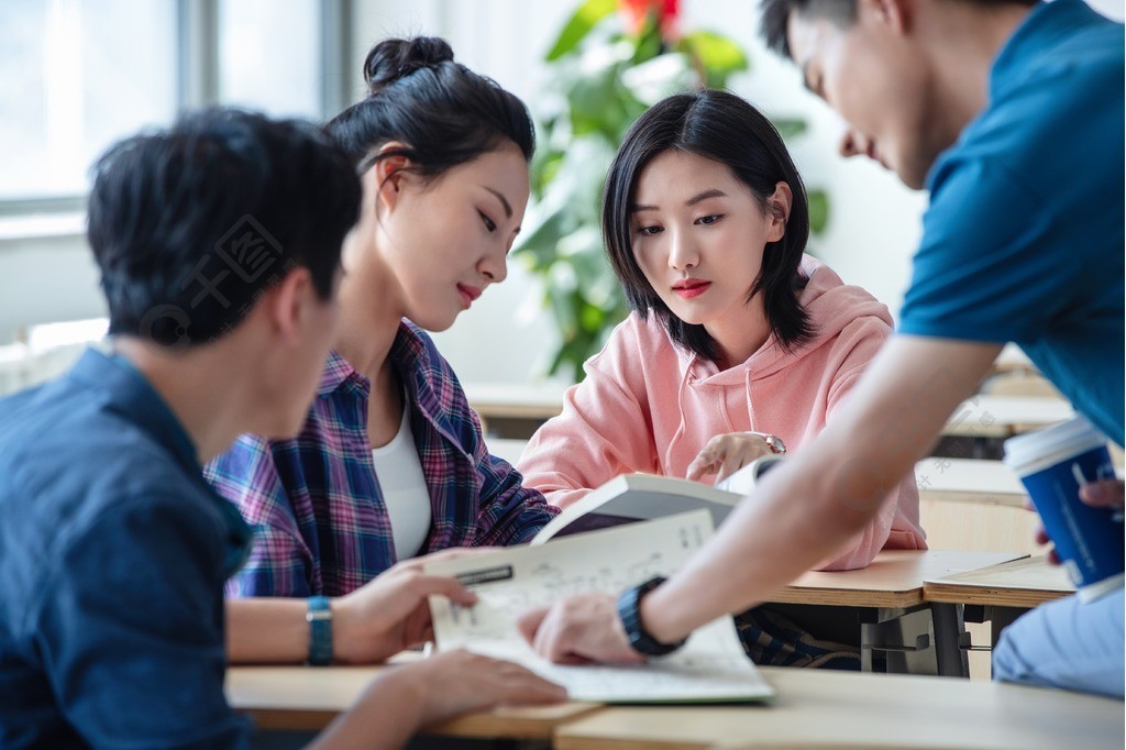 大学生在教室内交流学习