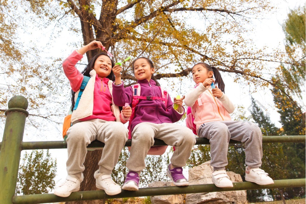 小学生在户外玩耍